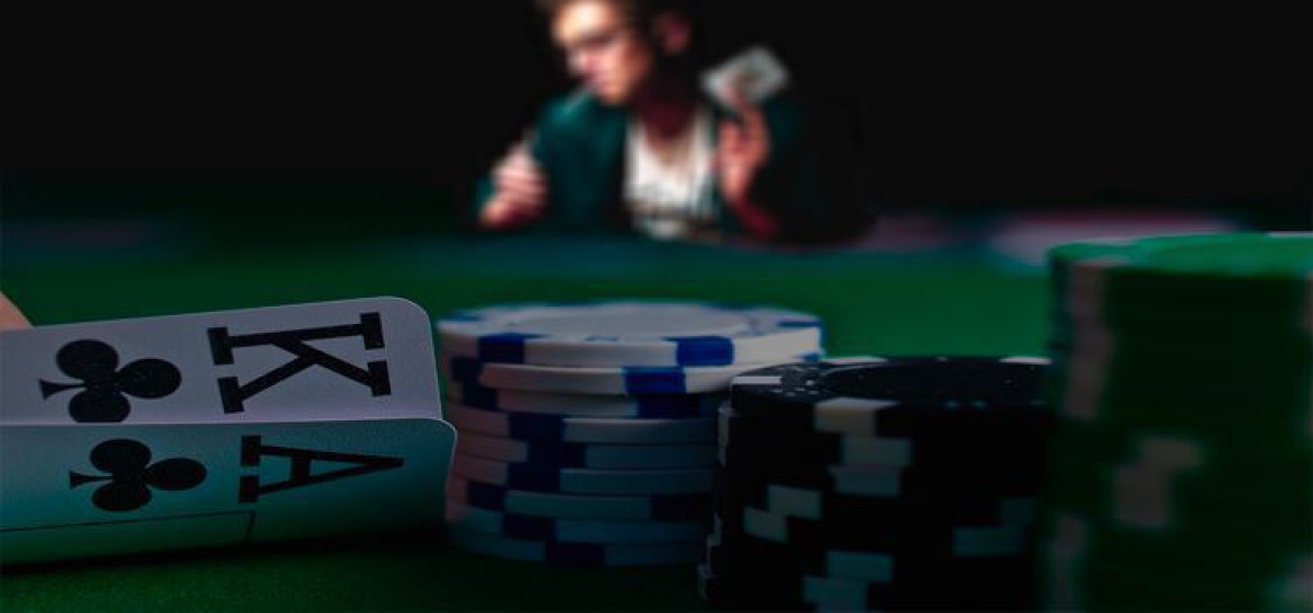 Identifying Key Patterns in Opponent Behavior for Strategic Advantage in Online Poker